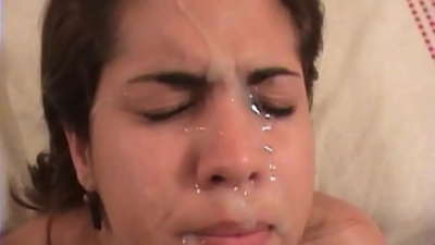 Прыгожая лацінаамерыканская брунэтка займаецца грубым сэксам